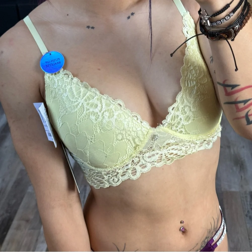 Yellow lace push up bra - Picture 2 of 4